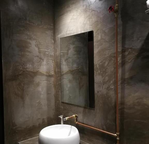 اتاق اکونومی, The Rise Room