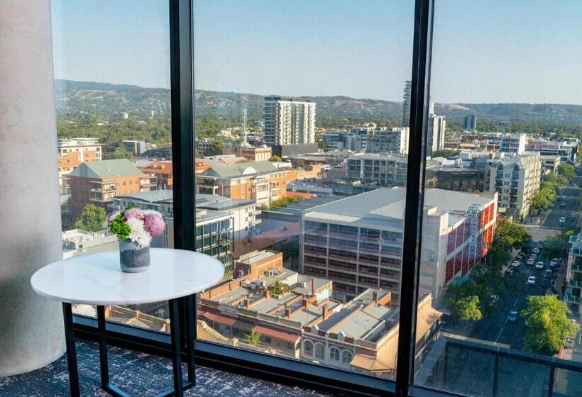 주니어 스위트, Crowne Plaza Adelaide, An Ihg