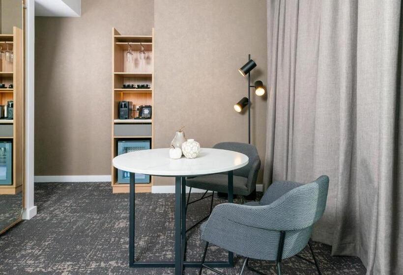 סוויטת ג'וניור, Crowne Plaza Adelaide, An Ihg