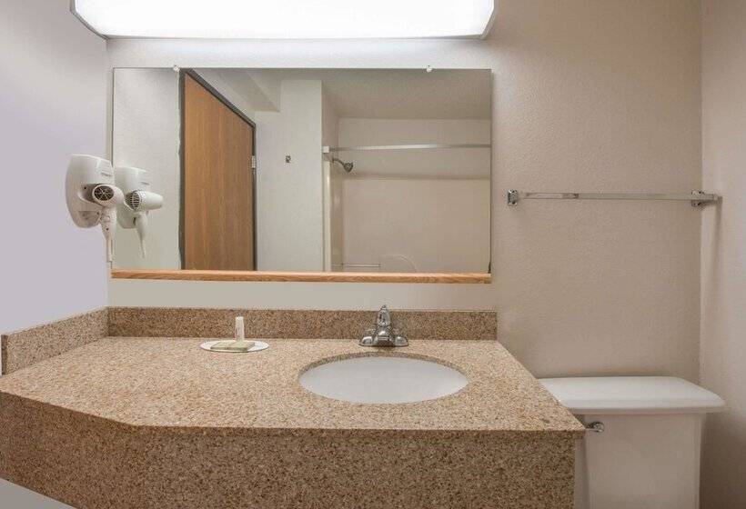 اتاق استاندارد با 2 تخت دوبل, Super 8 By Wyndham College Station