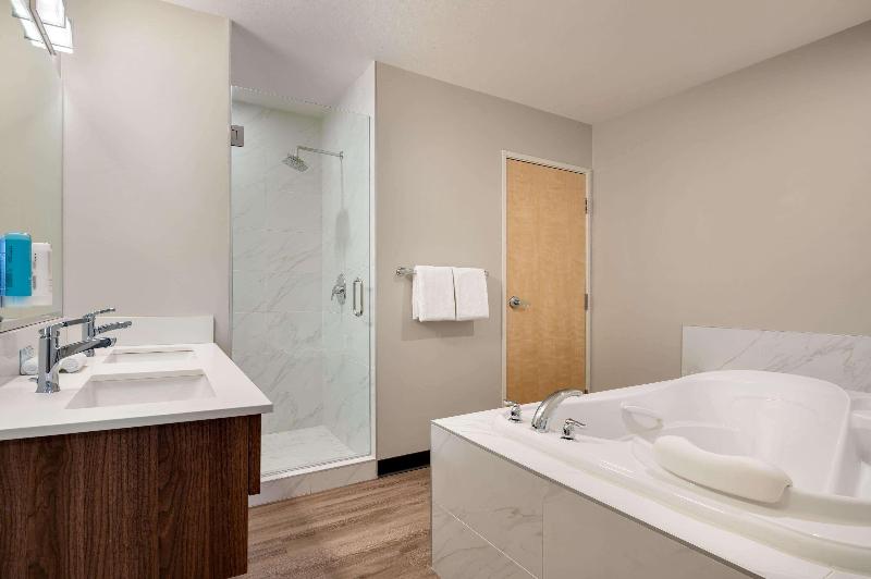 带大床的套房, Park Inn By Radisson, Kelowna