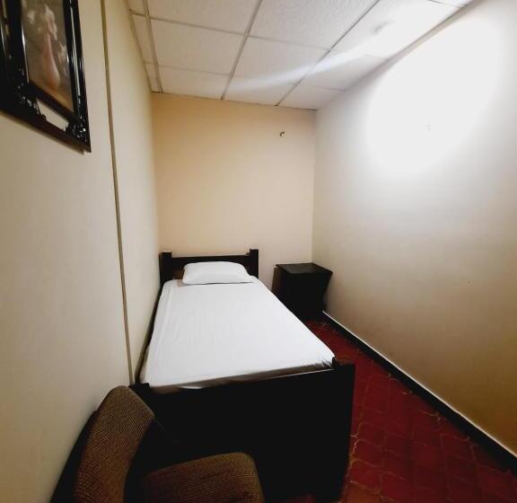 Quarto Estandar Individual, Bluerock Hostal