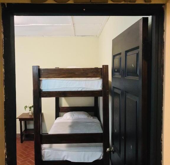 Quarto Estandar, Bluerock Hostal