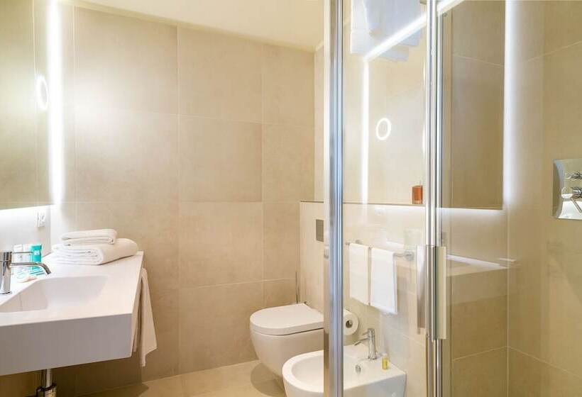 家庭间, Palace Lido Hotel & Suites