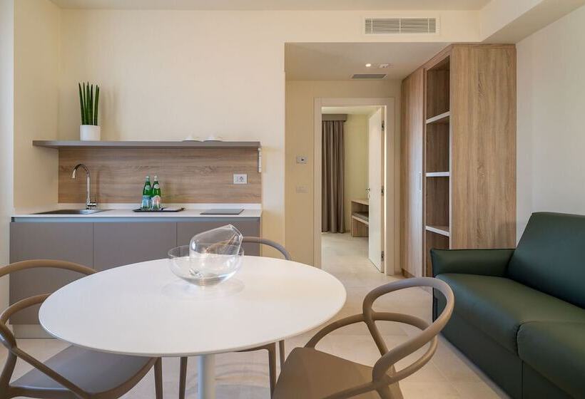 家庭间, Palace Lido Hotel & Suites