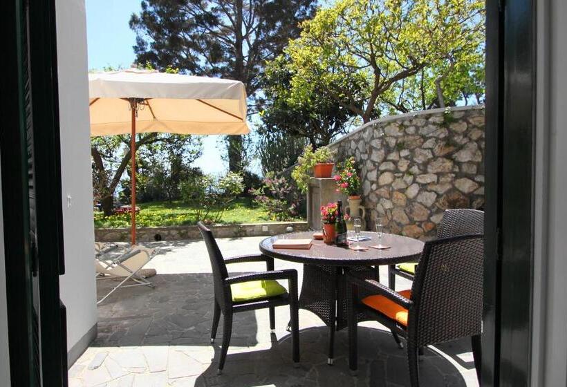 Standard Triple Room with Terrace, Casa Augusto B&b