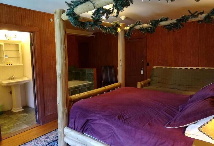 Номер Deluxe, The Woods Inn