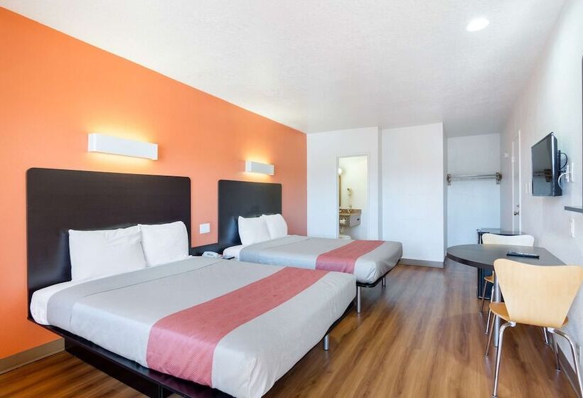Номер Стандарт 2 Двуспальные Кровати, Motel 6 Santa Fe, Nm  Downtown