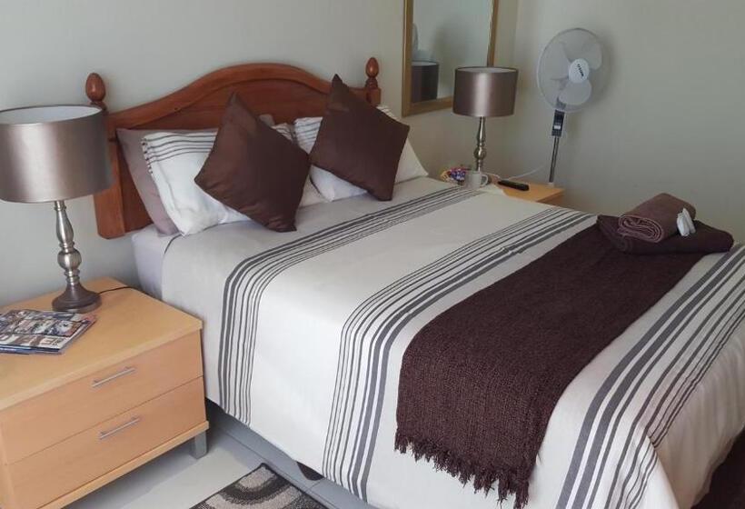 Standard room with outdoor bath, The Homestead Margate   South Africa
