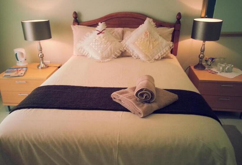 Standard room with outdoor bath, The Homestead Margate   South Africa