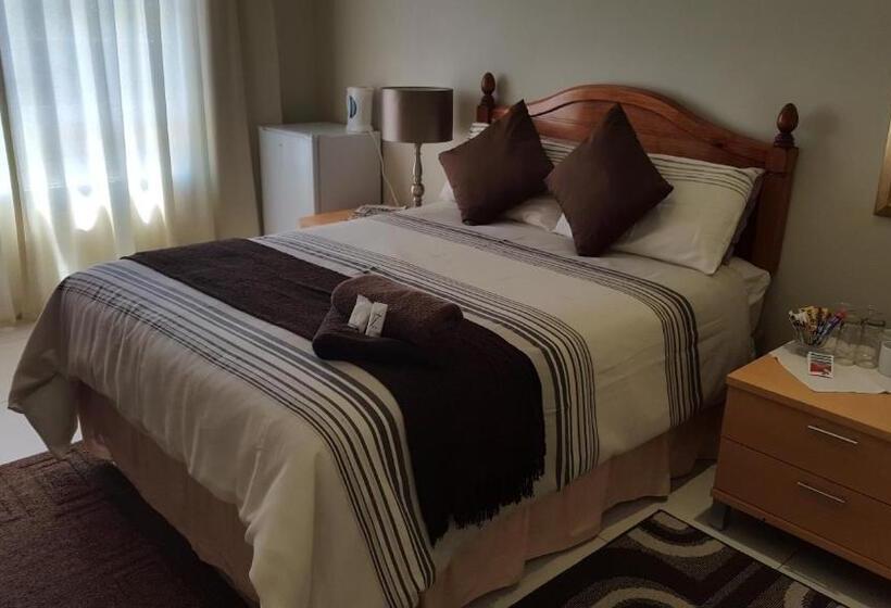 Standard room with outdoor bath, The Homestead Margate   South Africa