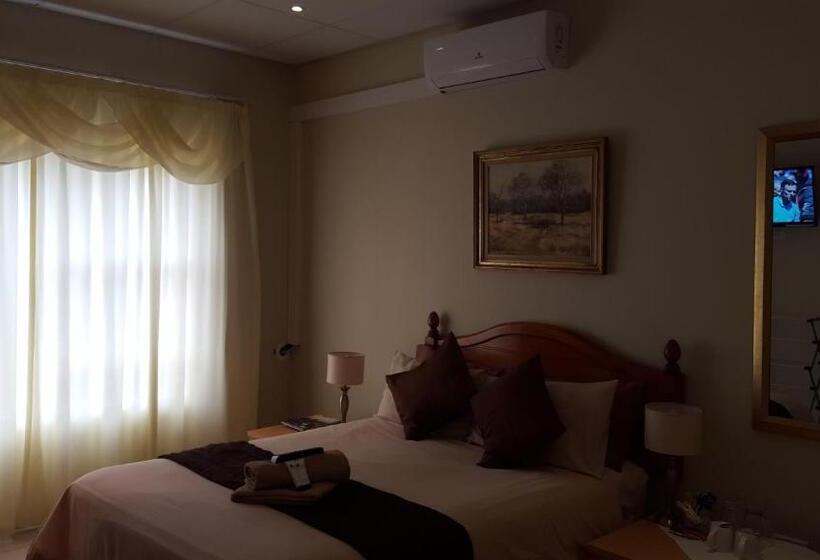 Standard room with outdoor bath, The Homestead Margate   South Africa