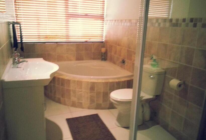 اتاق استاندارد با چشم‌انداز استخر, The Homestead Margate   South Africa