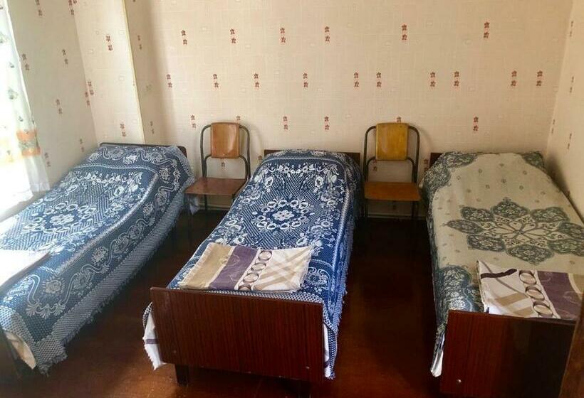 اتاق استاندارد سه نفره, Huseyn Houses