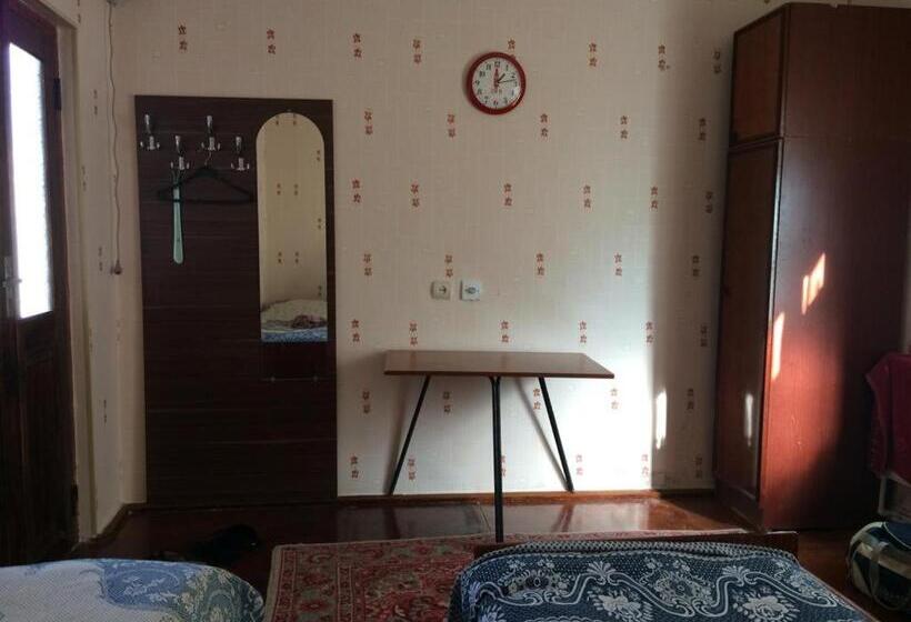 اتاق استاندارد سه نفره, Huseyn Houses