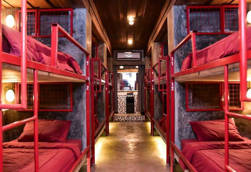ルームシェアのワンベッド, Mad Monkey Luang Prabang