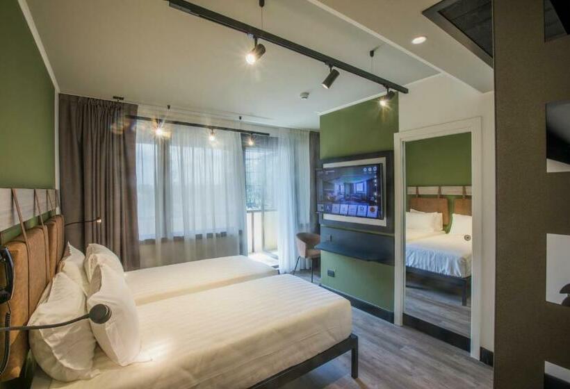 اتاق استاندارد با بالکن, Mercure Roma Cinecitta
