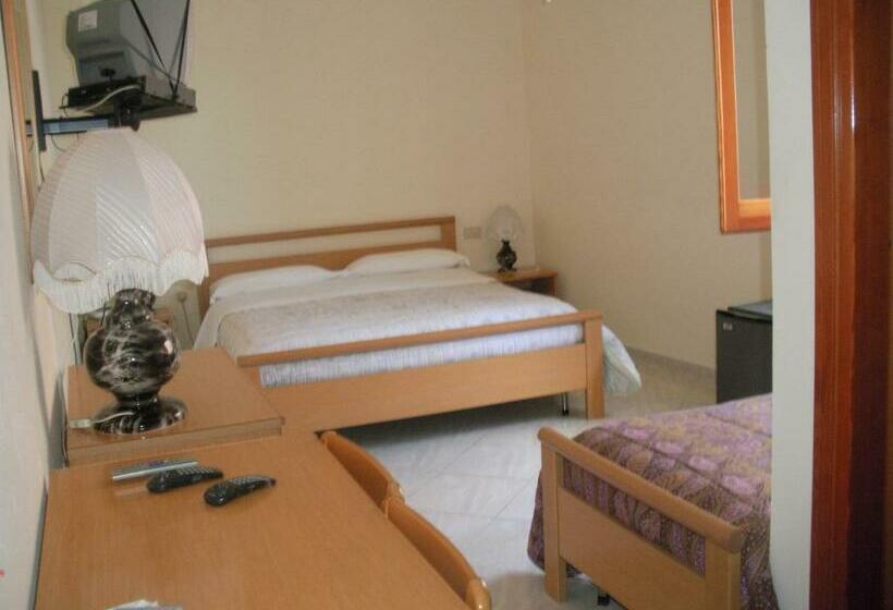 اتاق استاندارد سه نفره, Ariston