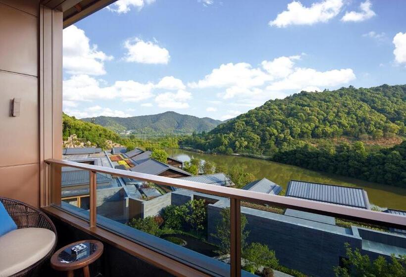 Suite with lake view, Xianghu Xiaoyao Manor