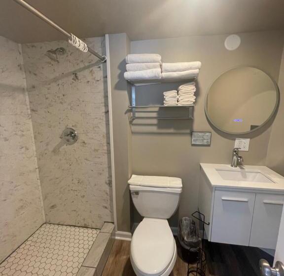 스위트 킹사이즈 침대, Woodland Motel