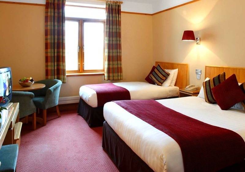 Семейный Номер, Tullamore Court