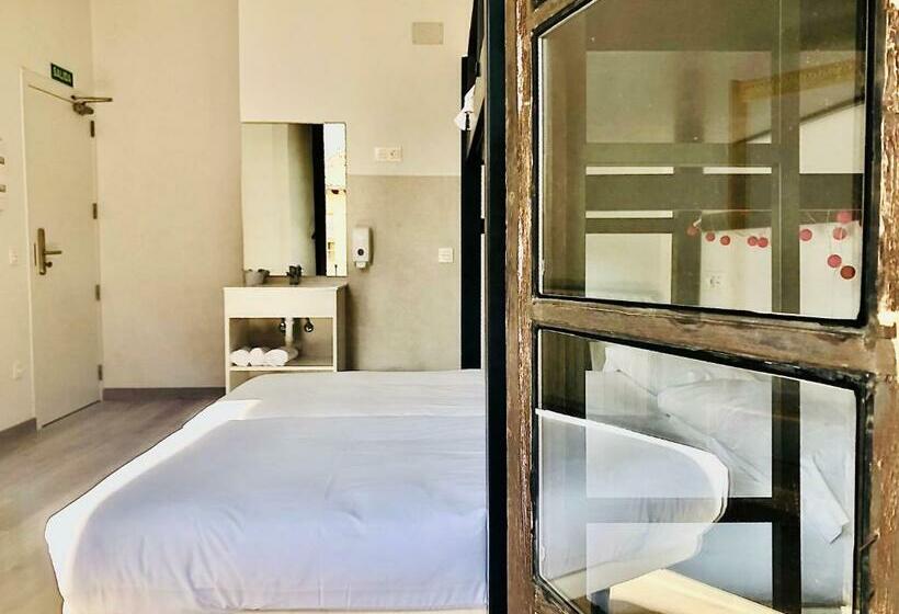 اتاق استاندارد سه نفره, Quartier Leon Hostel Barrio Húmedo