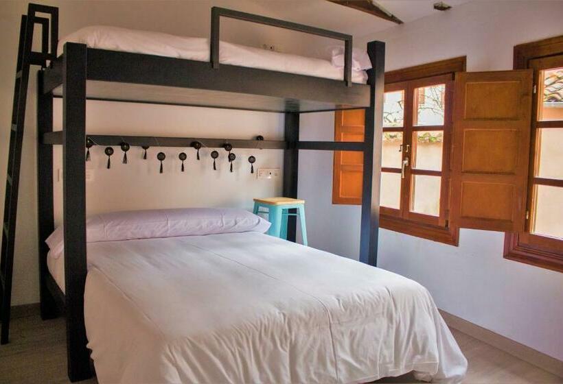 اتاق استاندارد سه نفره, Quartier Leon Hostel Barrio Húmedo