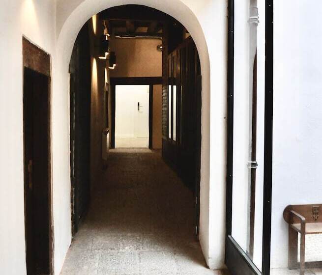 اتاق استاندارد سه نفره, Quartier Leon Hostel Barrio Húmedo