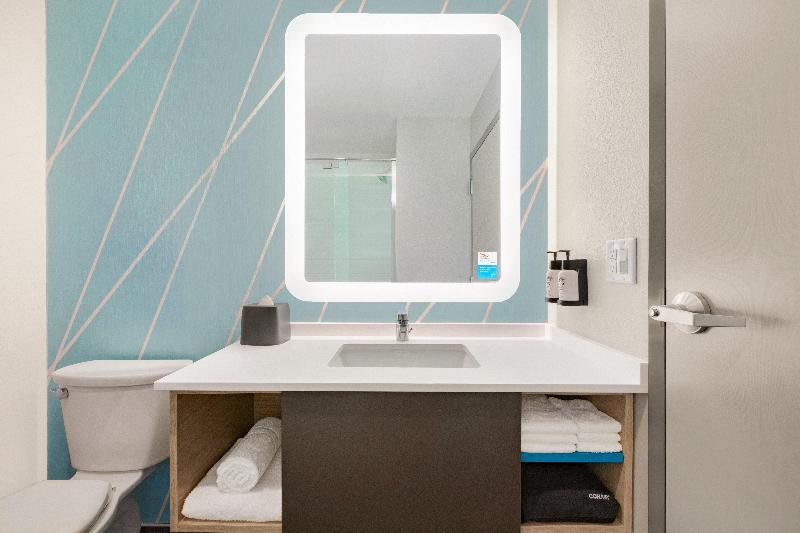 适合残疾人士使用的带超级大床的标准间, Avid Hotel Nashville South   Smyrna, An Ihg