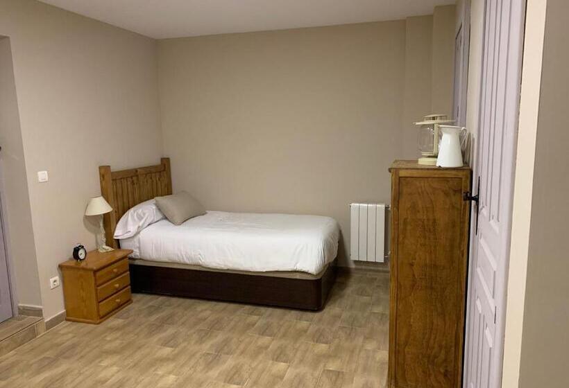 اتاق استاندارد چهار تخته, The Hostel
