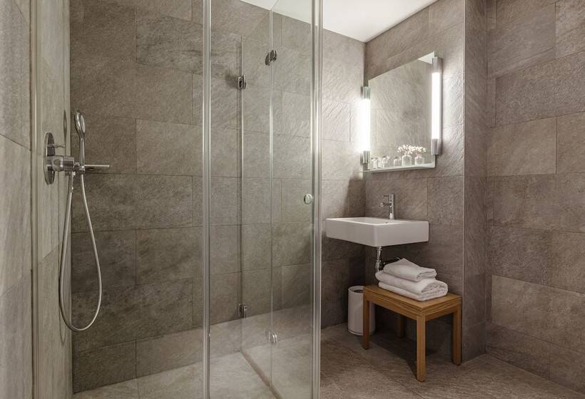 اتاق کلاب, 9hotel Republique