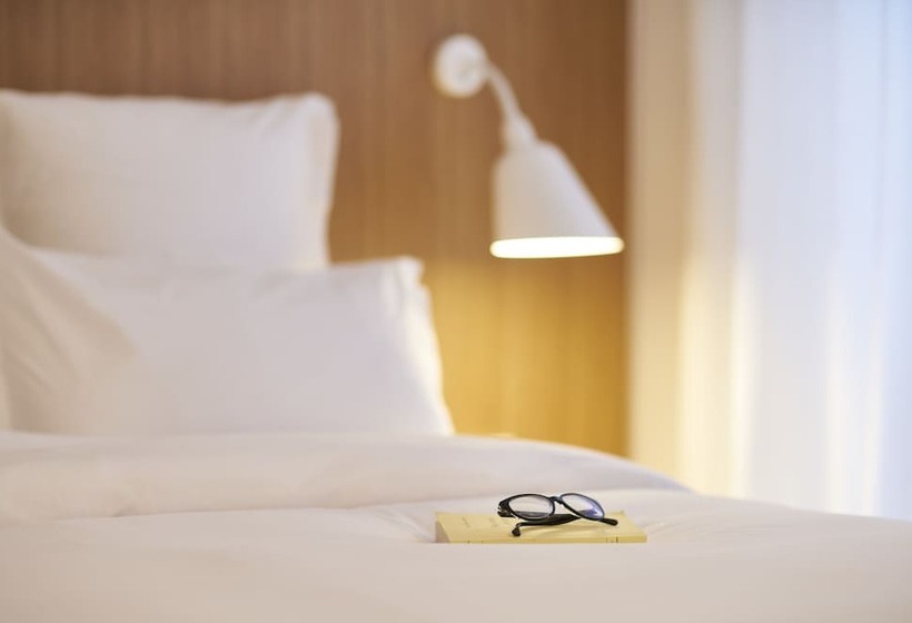 اتاق کلاب, 9hotel Republique