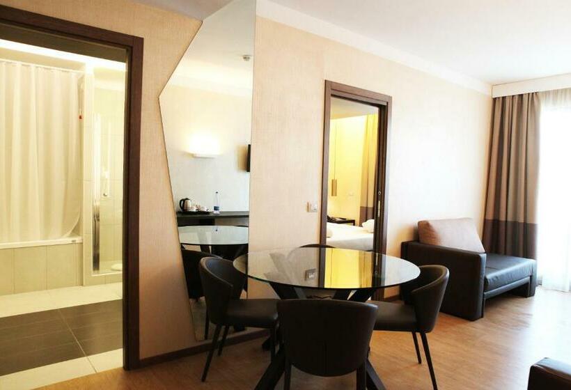اتاق استاندارد چهارنفره با بالکن, Warmthotel