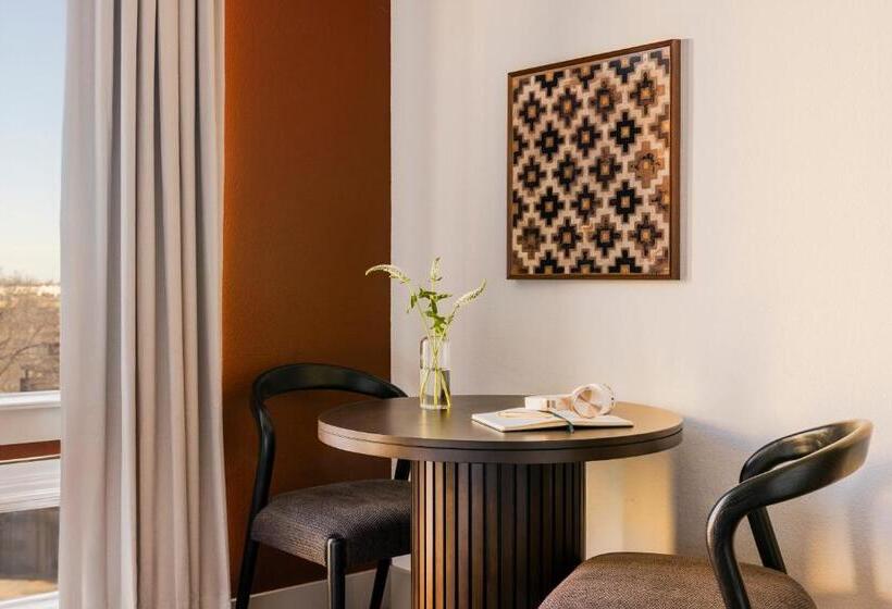 استودیوی استاندارد, Sonder At East 5th