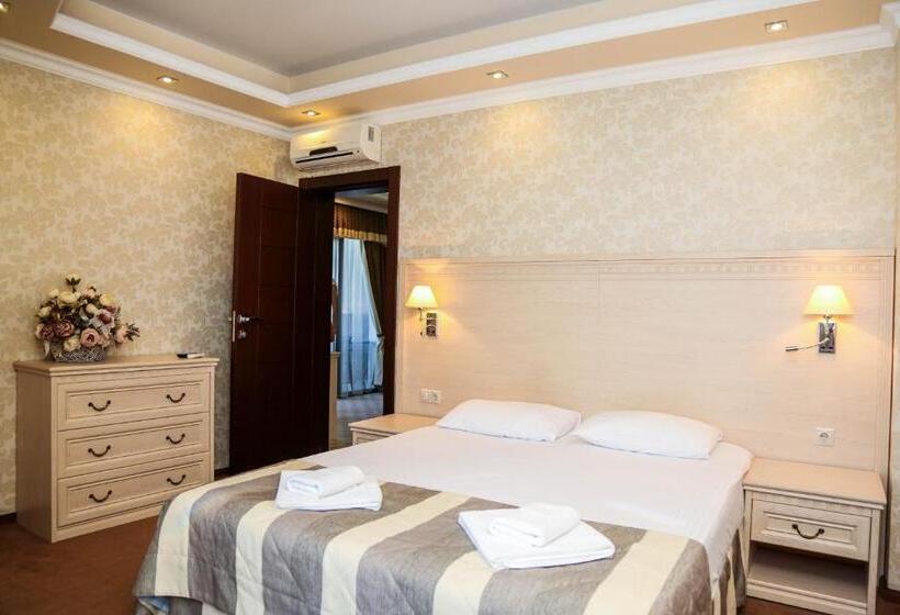 سوئیت با بالکن, Grand Hotel Gagra