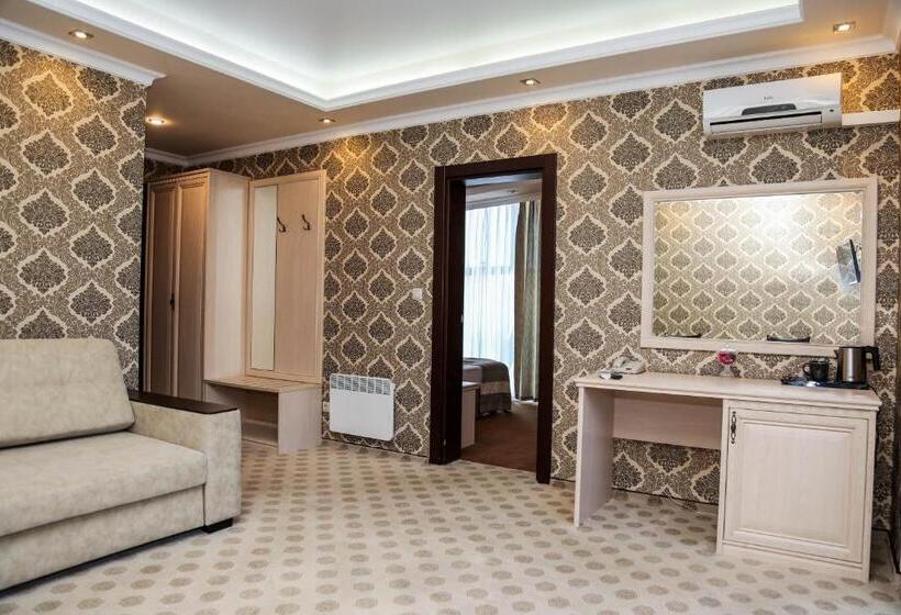 سوئیت با بالکن, Grand Hotel Gagra