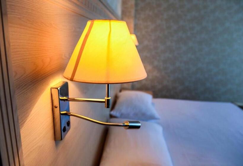 سوئیت با بالکن, Grand Hotel Gagra