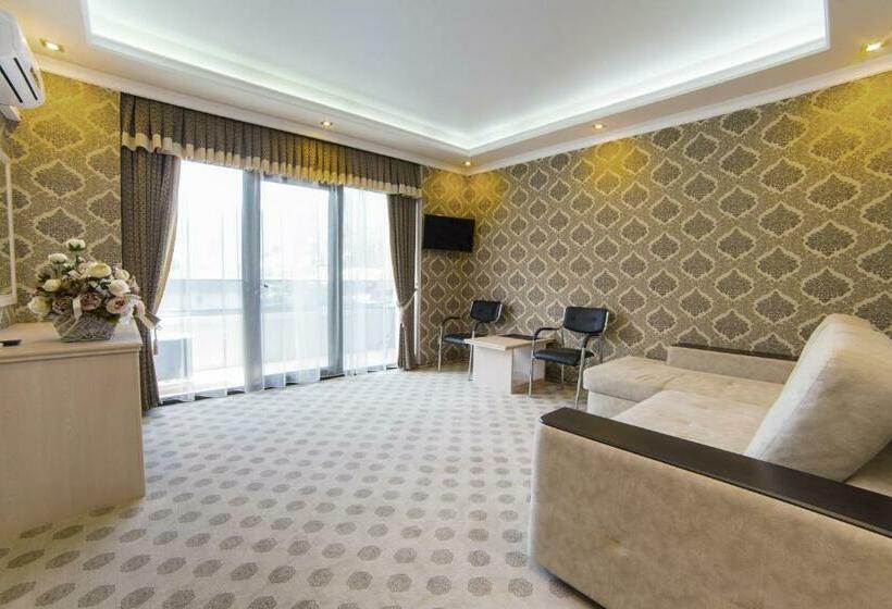 سوئیت با بالکن, Grand Hotel Gagra