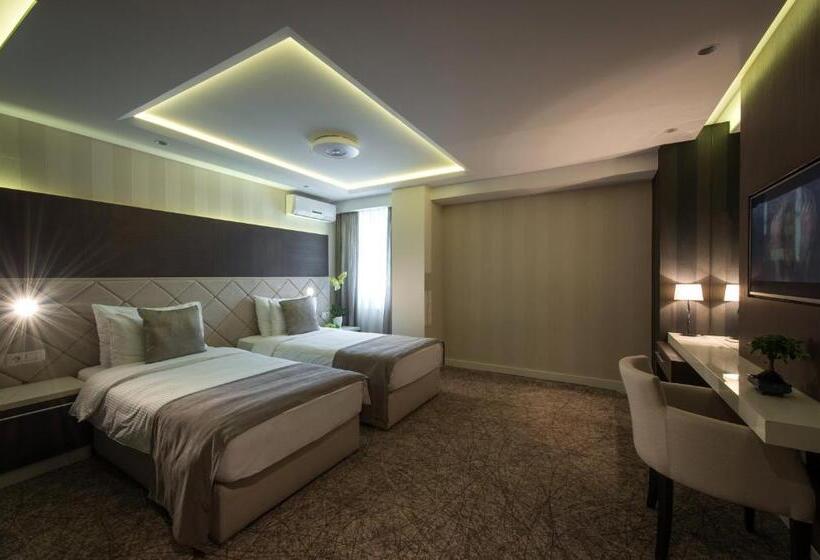 اتاق خانوادگی, Garni Hotel Aveny