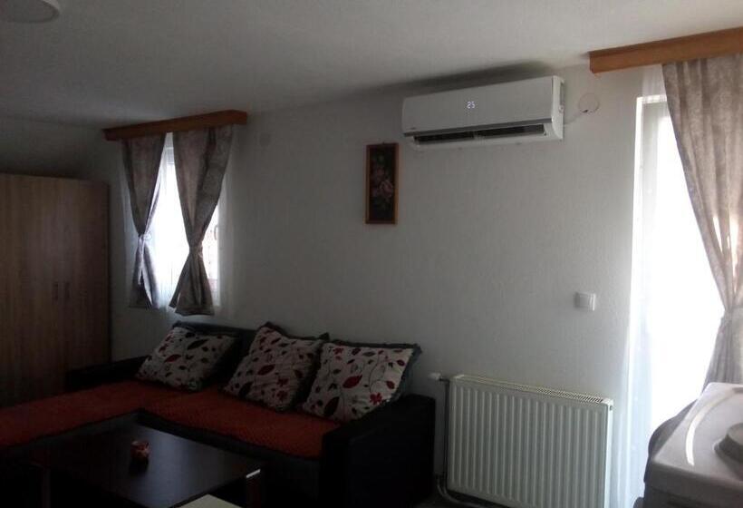 اتاق لوکس با چشم‌انداز شهر, Apartmani Babići
