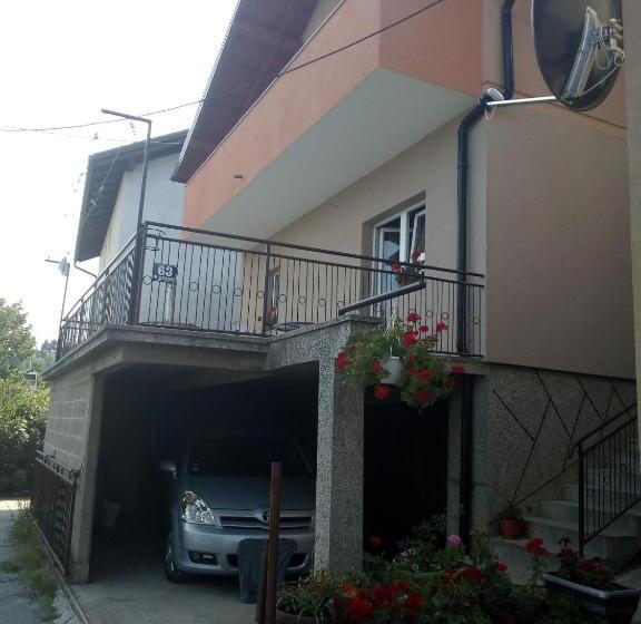اتاق لوکس با چشم‌انداز شهر, Apartmani Babići