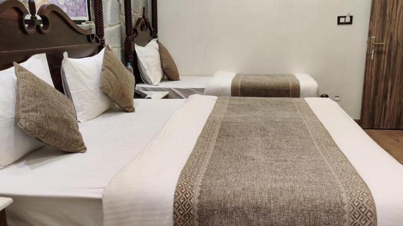 Трехместный Номер Deluxe, Hari Niwas   A Boutique Garden Resort Mount Abu