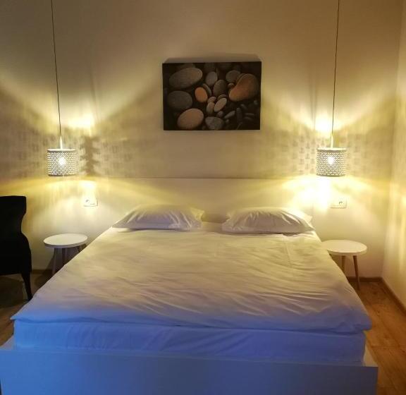 اتاق لوکس, Jules Home