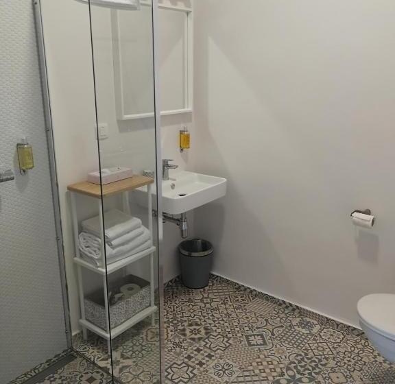 اتاق لوکس خانوادگی, Jules Home