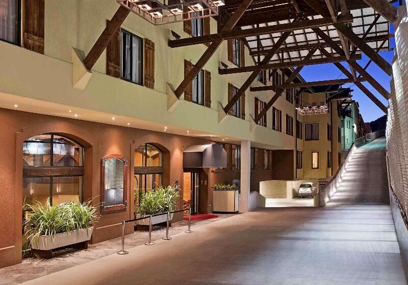 מיטת קינג בסוויטה, St Moritz Queenstown   Mgallery By Sofitel