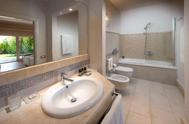 Трехместный Номер Superior, Chia Laguna   Hotel Village