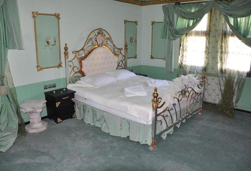 ویلای 4 خوابه, Casa Cu Farfurii