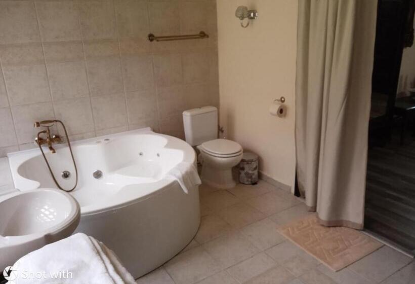 اتاق لوکس با تخت بزرگ, Casa Cu Farfurii