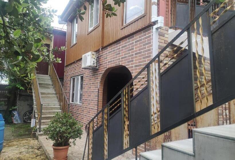 اتاق خانوادگی, Private House In Batumi