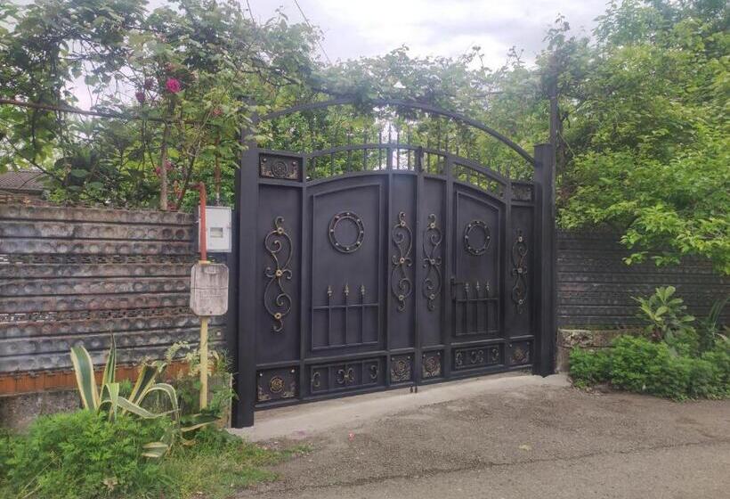 اتاق خانوادگی, Private House In Batumi